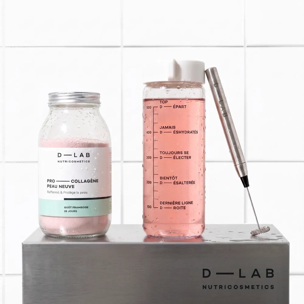 Starter Pack Peau D-LAB : flacon Pro-Collagène Peau Neuve goût framboise 28 jours, gourde en verre graduée remplie de boisson rose et mousseur à lait inox