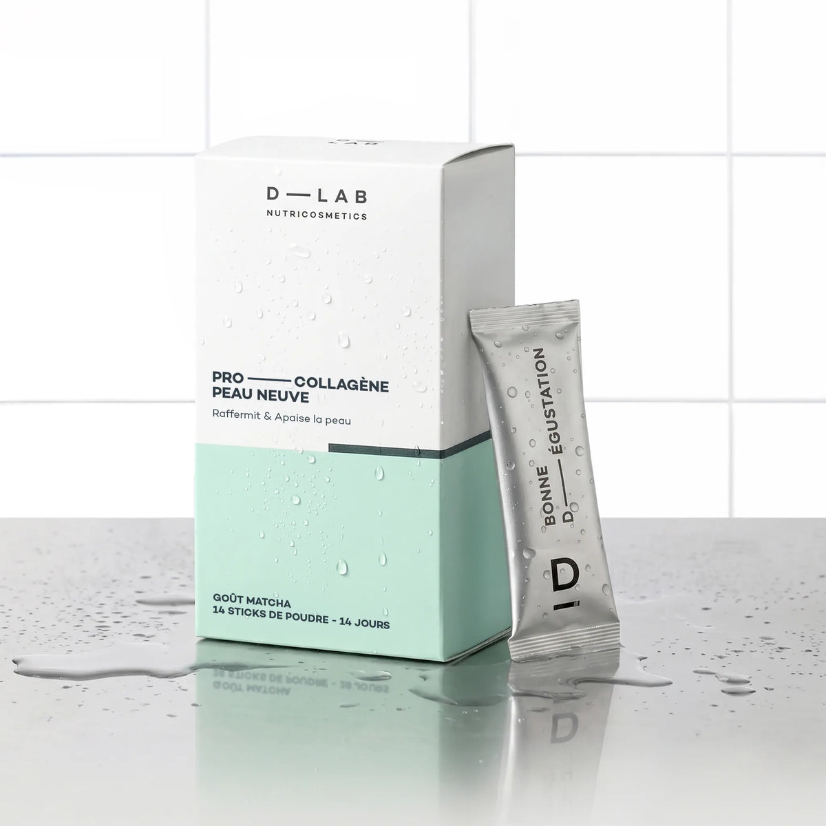 Sticks Peau Neuve Matcha D-LAB cure 14 jours, étui de 14 sticks de poudre goût matcha avec un stick au premier plan